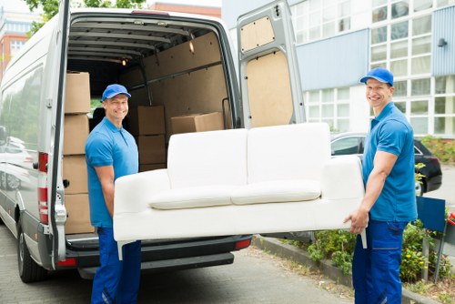 Moving van service for homes in Oakleigh Park